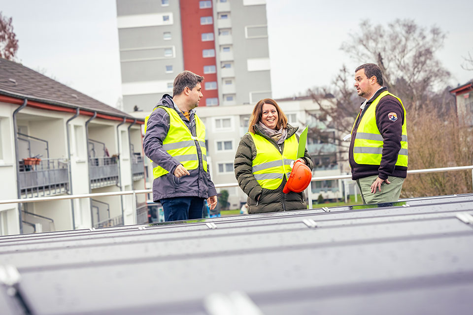 Fernwärme-ausbaugebiet in HerneChristian Tollkamp (links) und Peter Daub von den Stadtwerken Herne und Unternehmerin Stephanie Dräger-Gierlichs bei der Inbetriebnahme der neuen Photovoltaikanlage (MARTIN LECLAIRE PHOTOGRAPHIE BOCHUM)